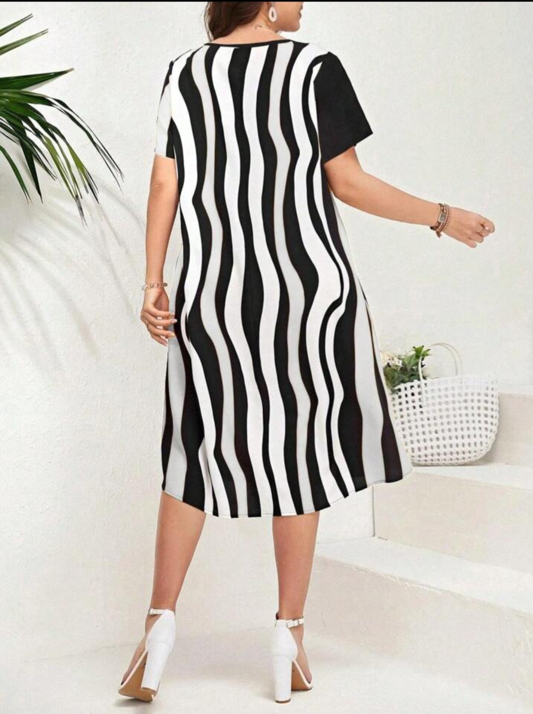 Vestido Negro con Rayas Blancas